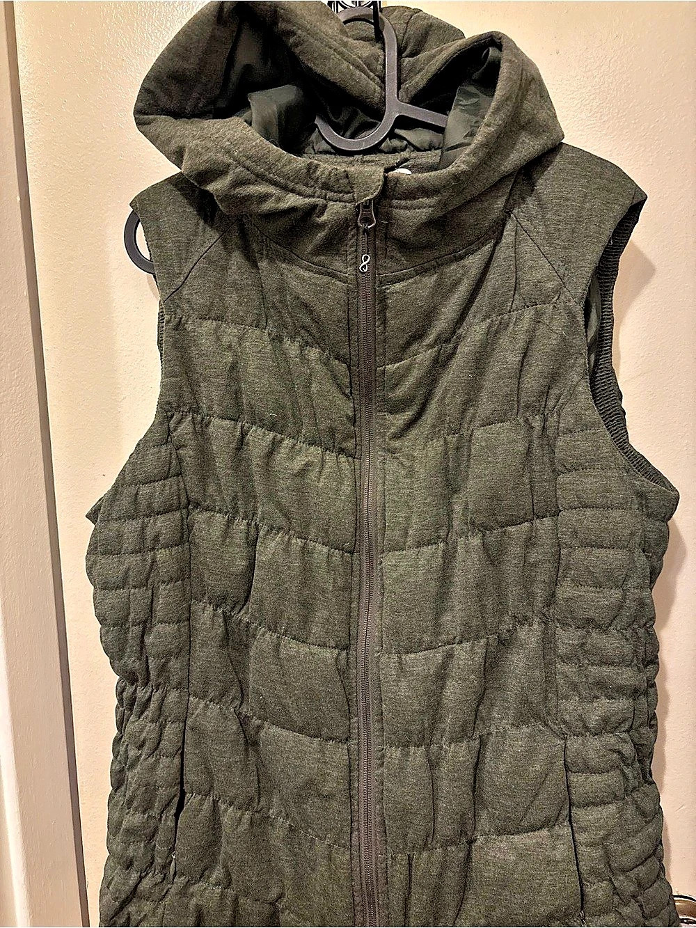 BE BY BLANC NOIR Quilted Hooded Vest in Green XL. Excellent Used Condition.